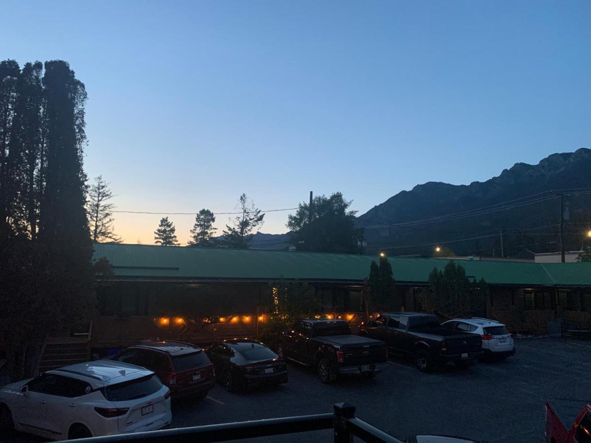 Destination Inn Radium Hot Springs Exteriör bild